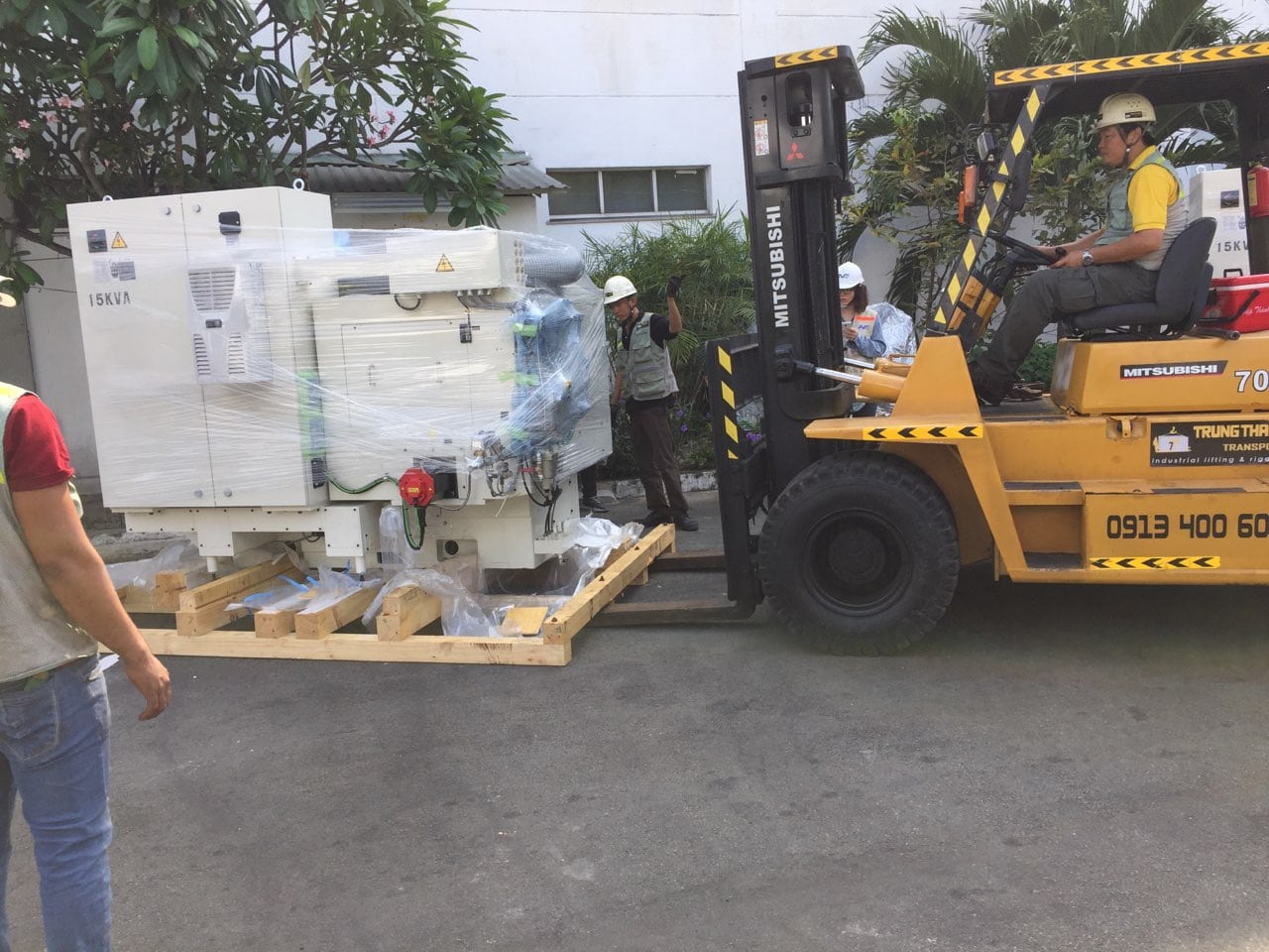 Nhập máy móc thiết bị công nghiệp từ Nhật Bản qua cảng Yokohama, Kobe về Việt Nam
